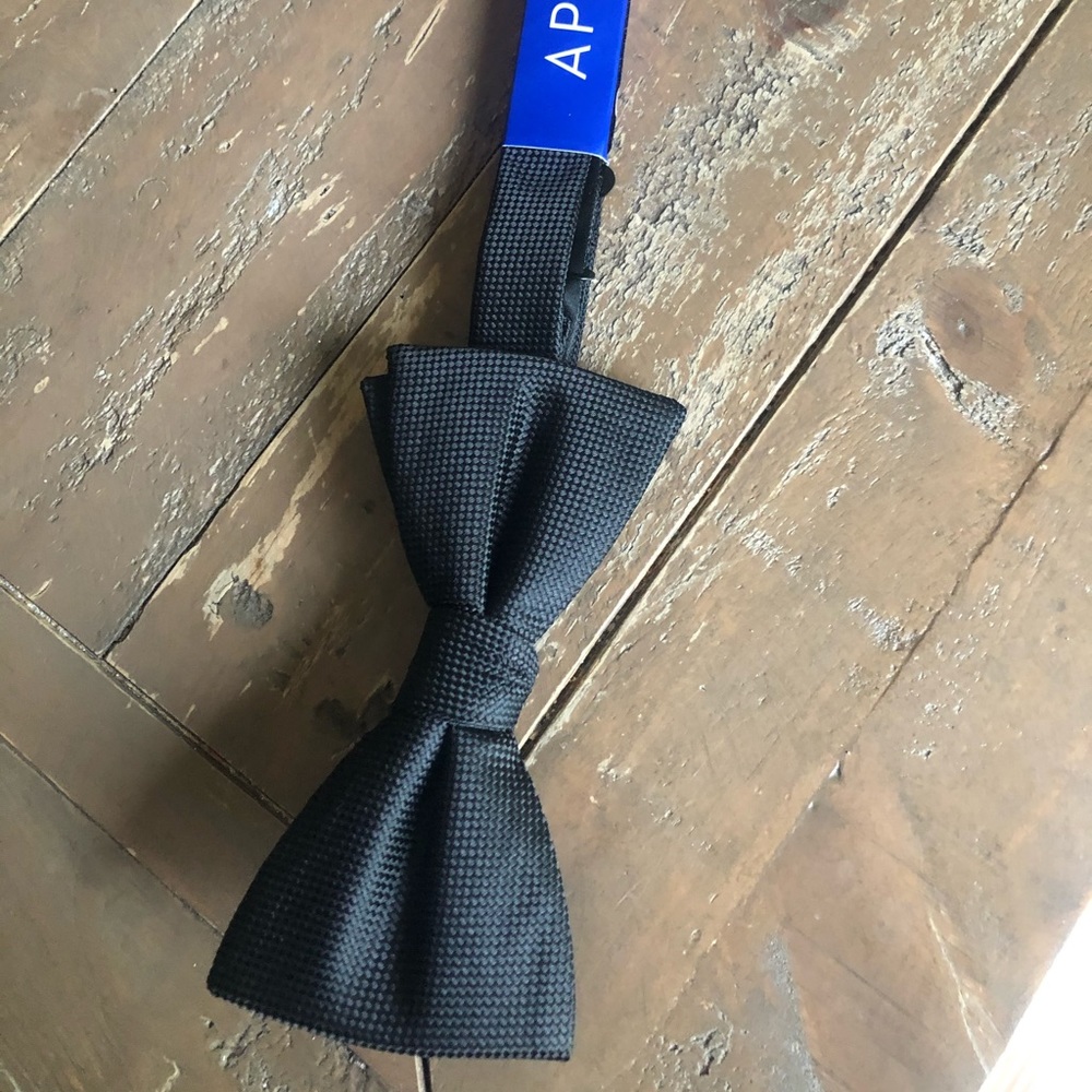 Men’s black bowtie